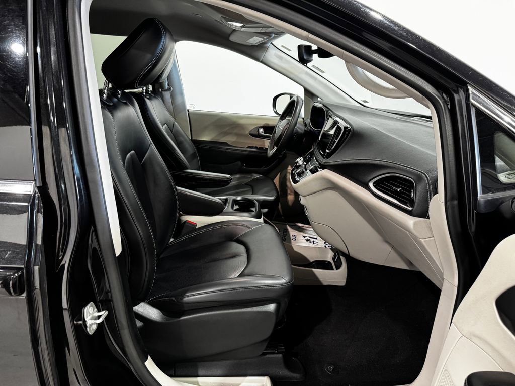 Used 2023 Chrysler Pacifica Touring-L image 22