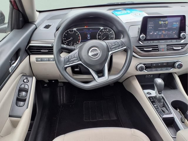 Used 2025 Nissan Altima 2.5 SV FWD image 4
