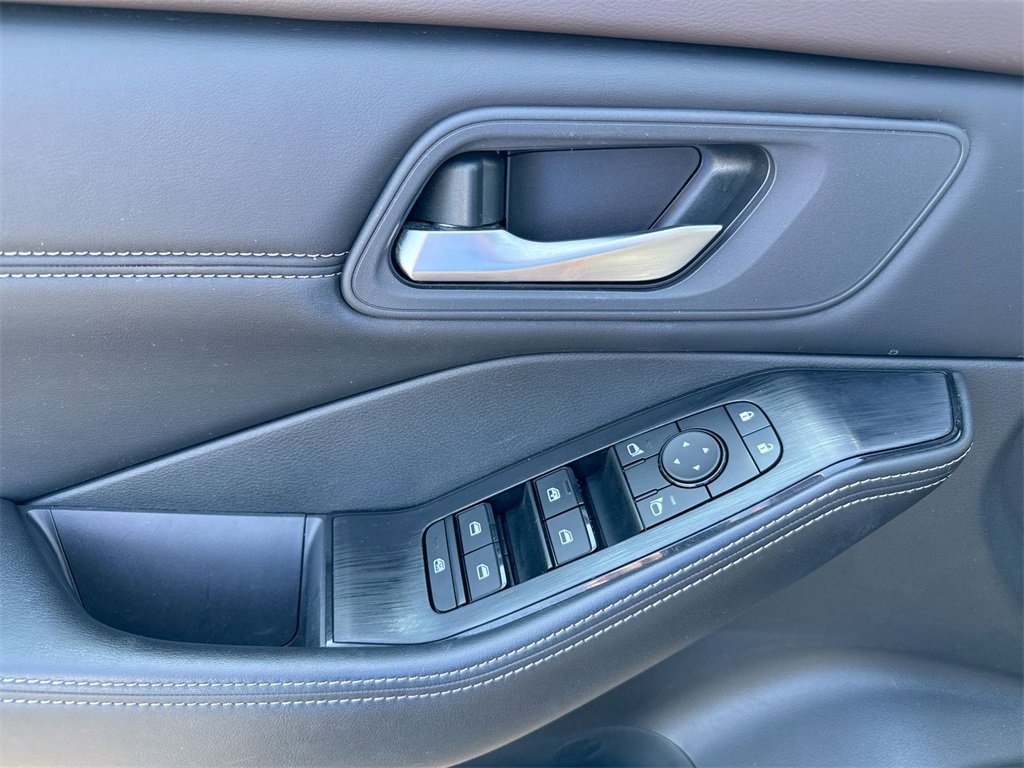 Used 2023 Nissan Rogue SV w/ SV Premium Package image 21