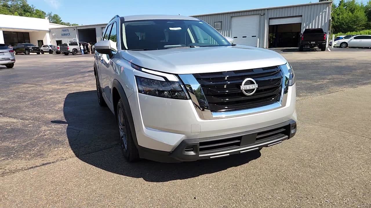 Used 2025 Nissan Pathfinder SV image 2