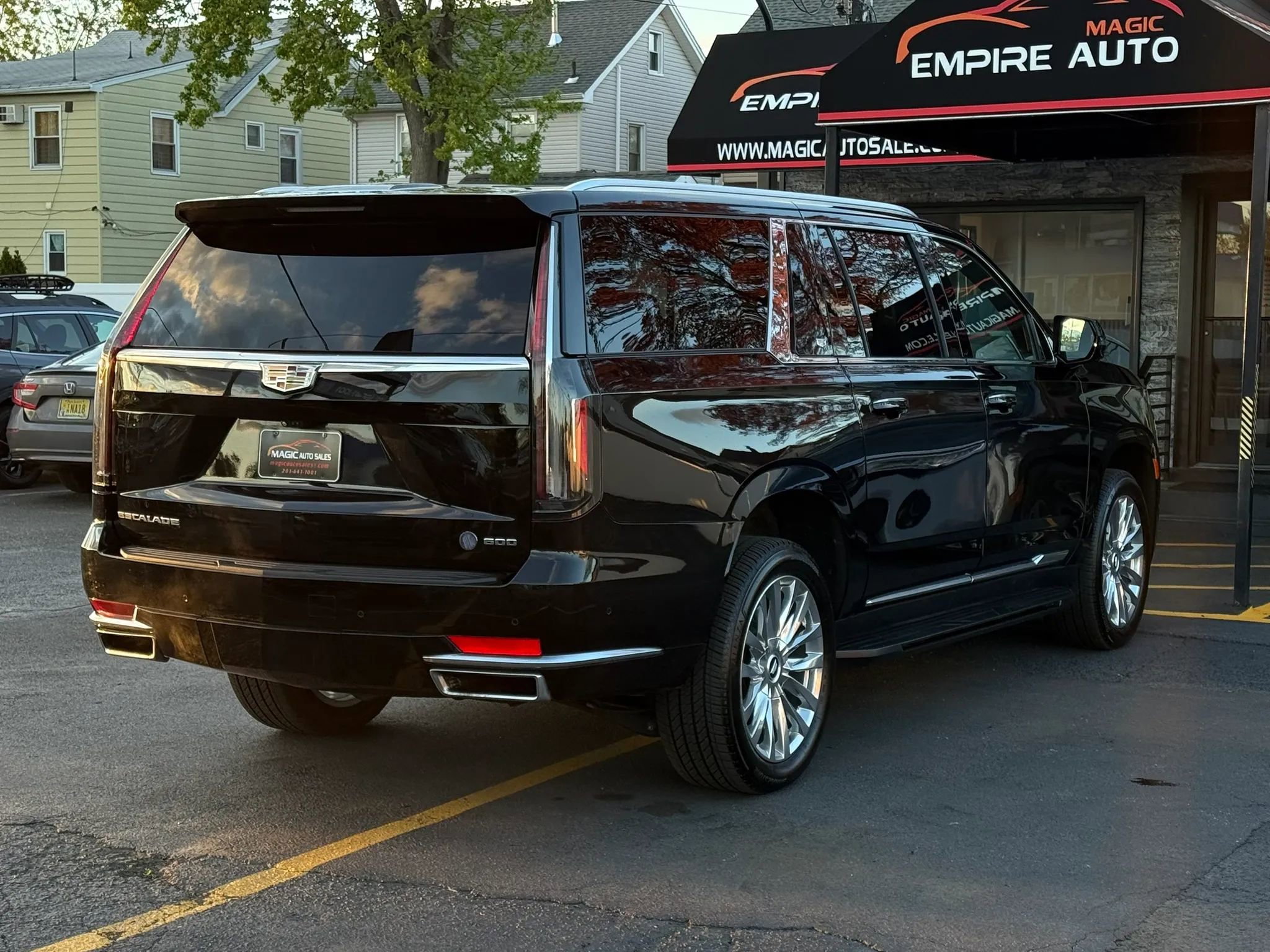 Used 2023 Cadillac Escalade ESV Premium Luxury AWD/4WD image 10
