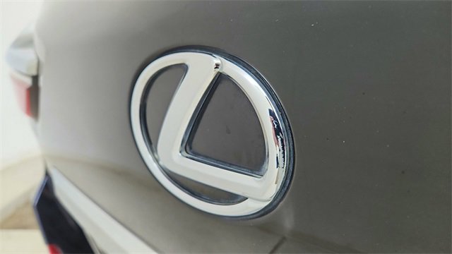 Used 2021 Lexus LX 570 4WD w/ 3rd Row & Luxury Pkg image 16