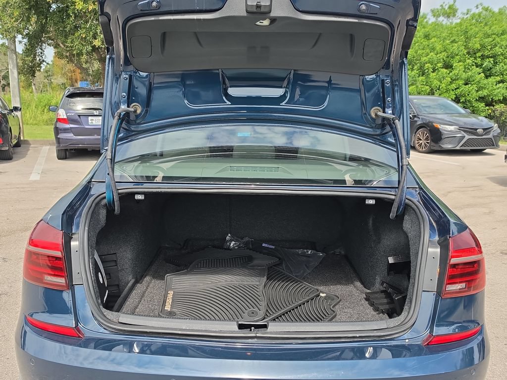 Used 2018 Volkswagen Passat 2.0T SE FWD image 32