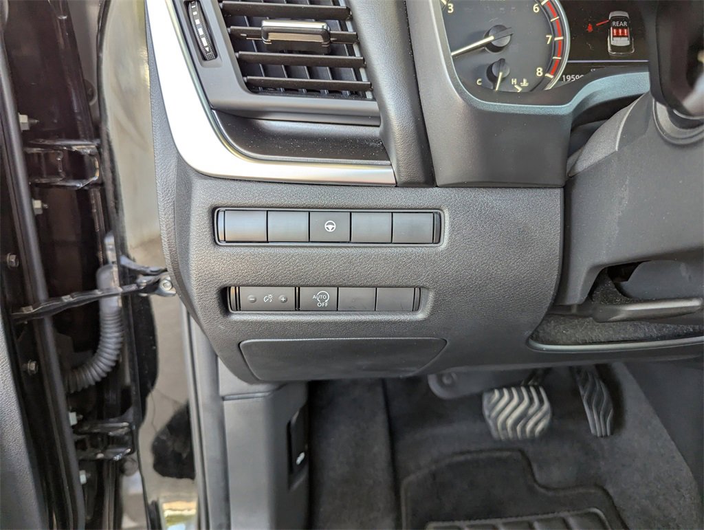 Used 2023 Nissan Rogue SV image 19