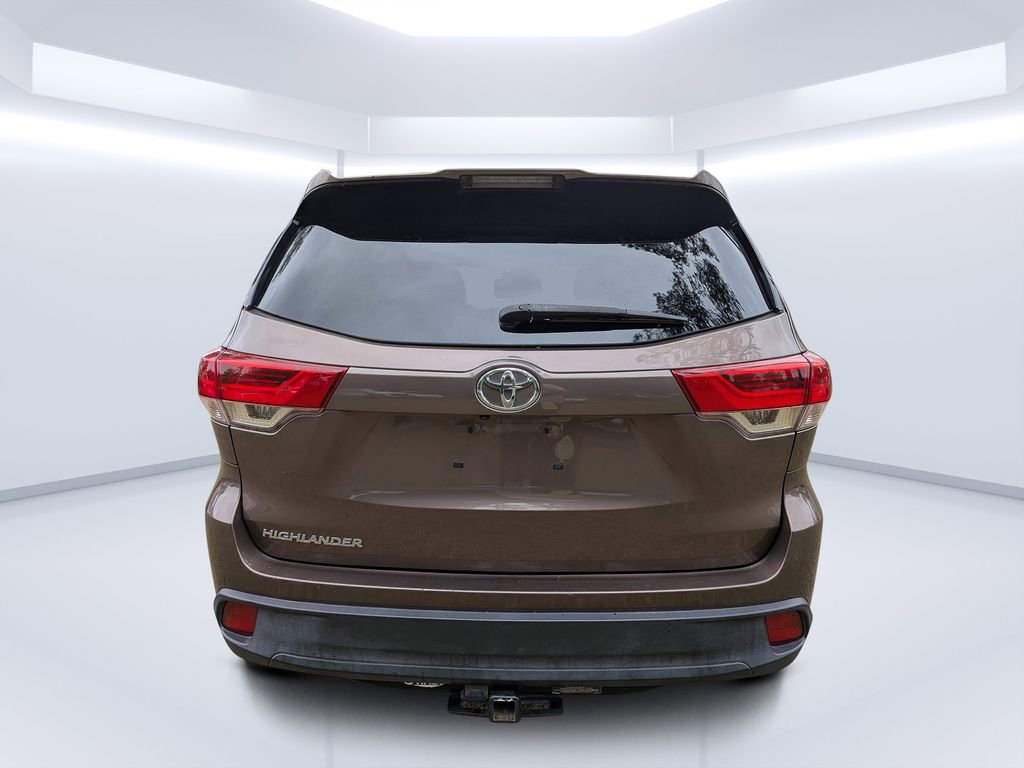 Used 2017 Toyota Highlander LE image 4