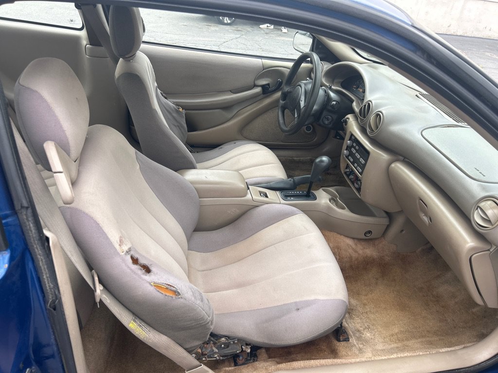 Used 2004 Pontiac Sunfire Coupe w/ 1SB Preferred Equipment Group FWD image 11