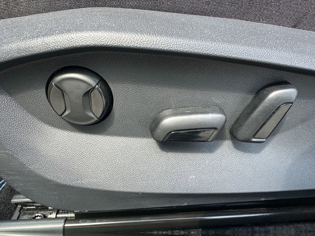 Used 2024 Volkswagen Taos SE w/ Panoramic Sunroof Package AWD/4WD image 10