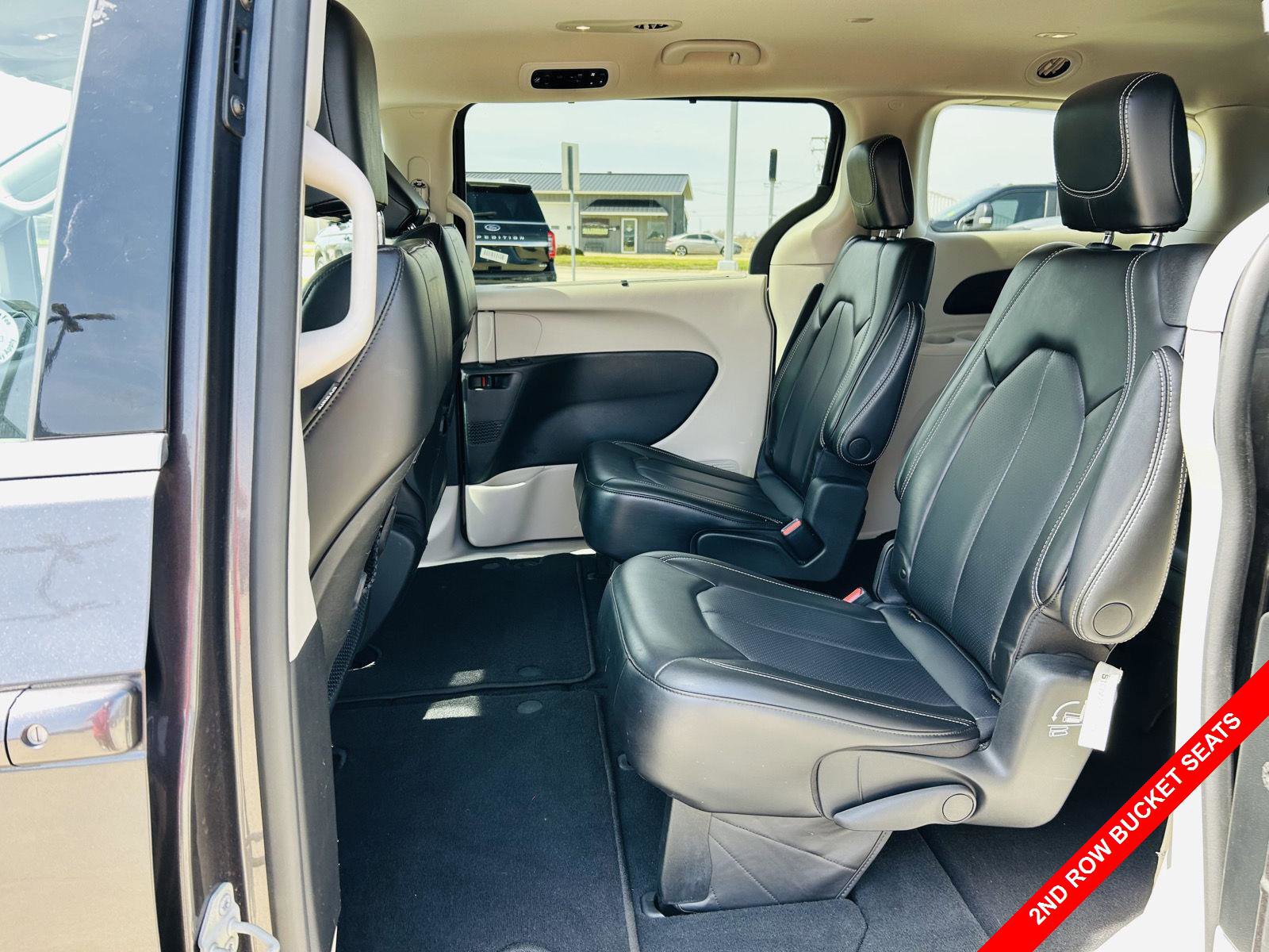Used 2023 Chrysler Pacifica Touring-L image 26
