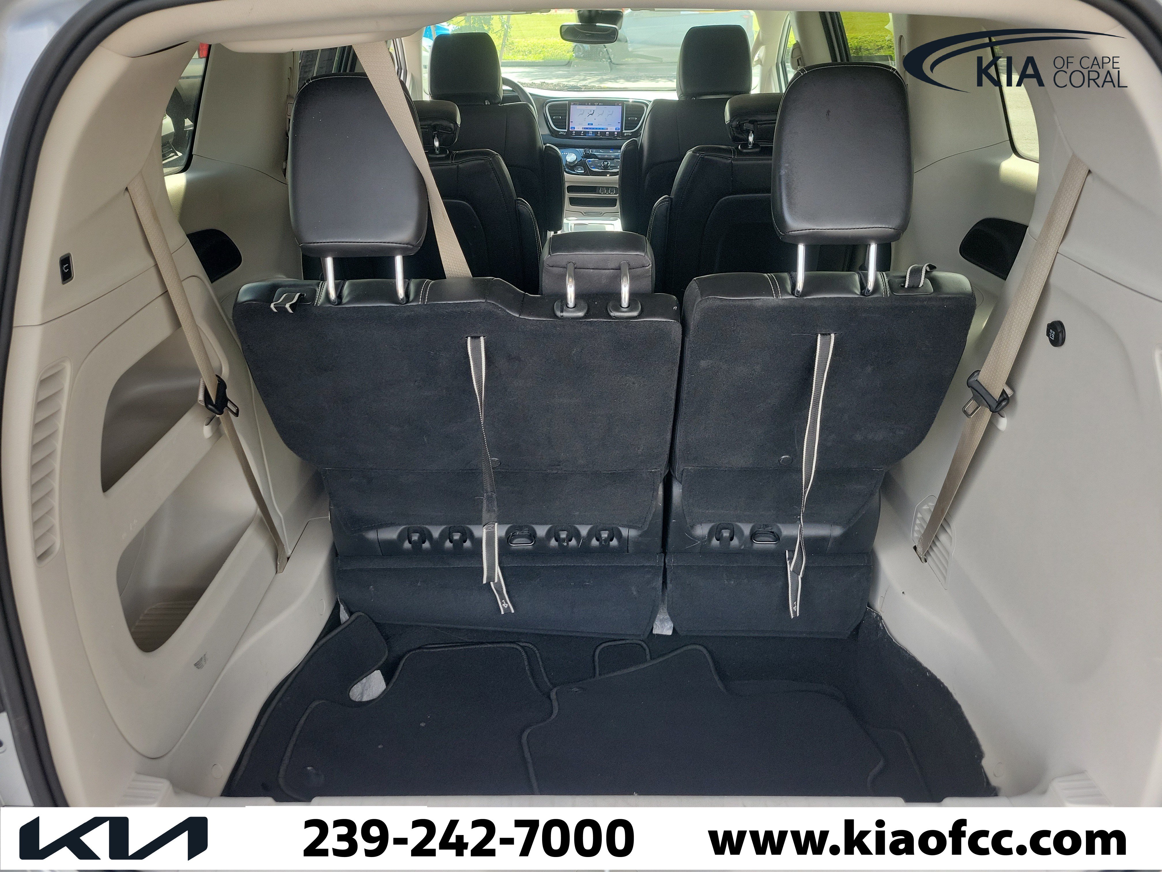 Used 2024 Chrysler Pacifica Touring-L FWD image 9