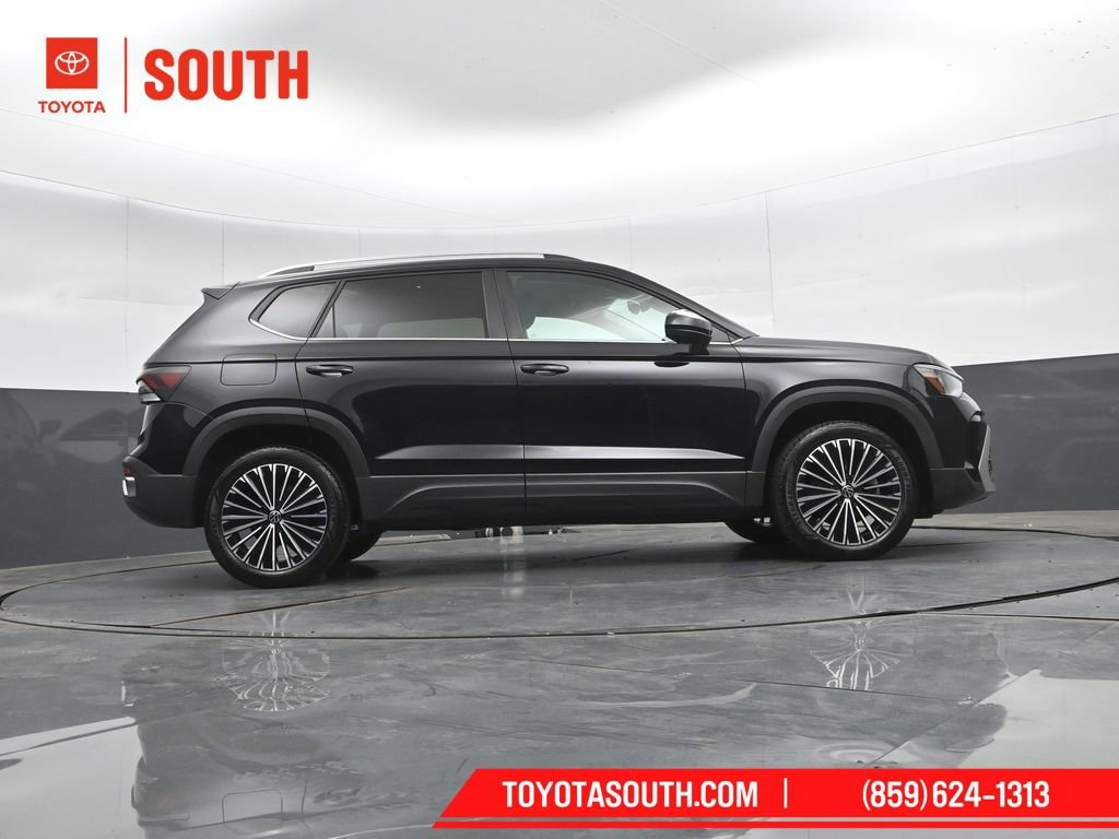 Used 2025 Volkswagen Taos SE FWD image 37