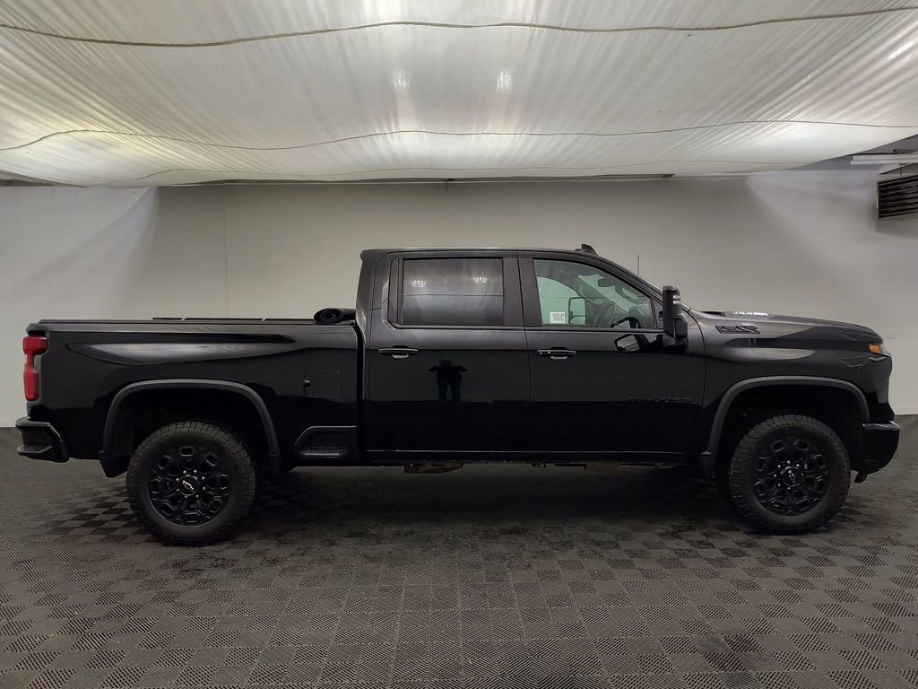 Used 2024 Chevrolet Silverado 2500 LT w/ Midnight Edition AWD/4WD image 8