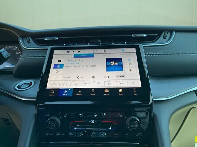 Certified 2025 Jeep Grand Cherokee Limited w/ Luxury Tech Group II AWD/4WD image 24