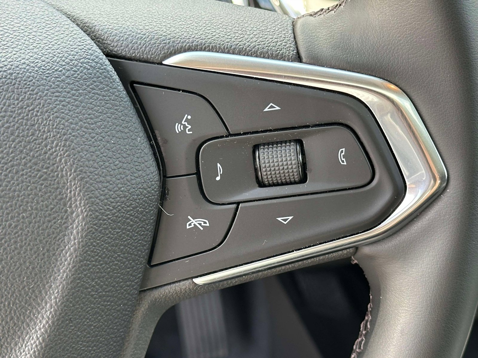 Used 2024 Chevrolet Trax ACTIV w/ Sunroof Package FWD image 24