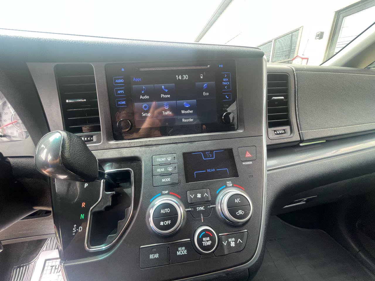 Used 2015 Toyota Sienna SE FWD image 15