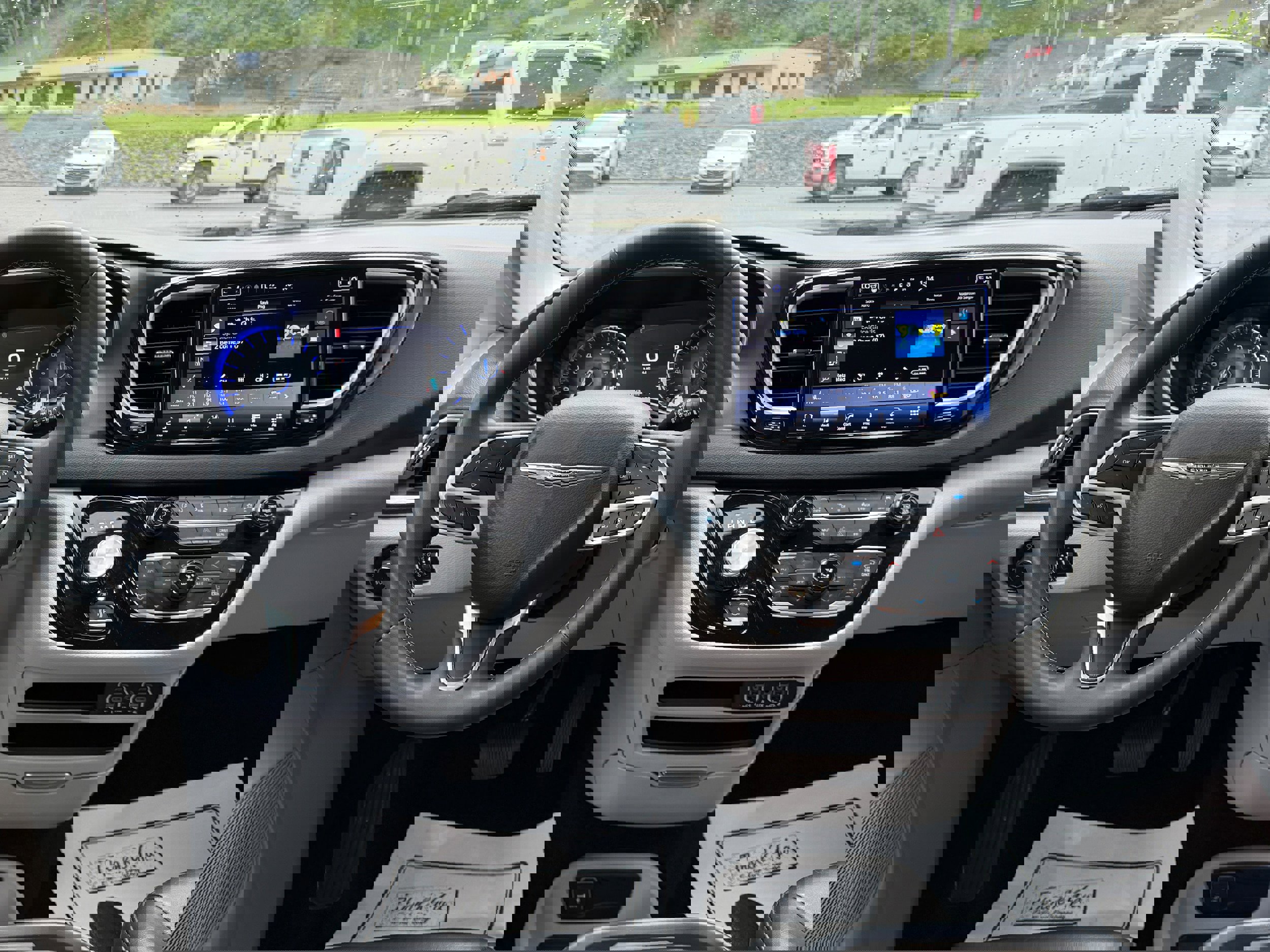 Used 2023 Chrysler Pacifica Touring-L image 14