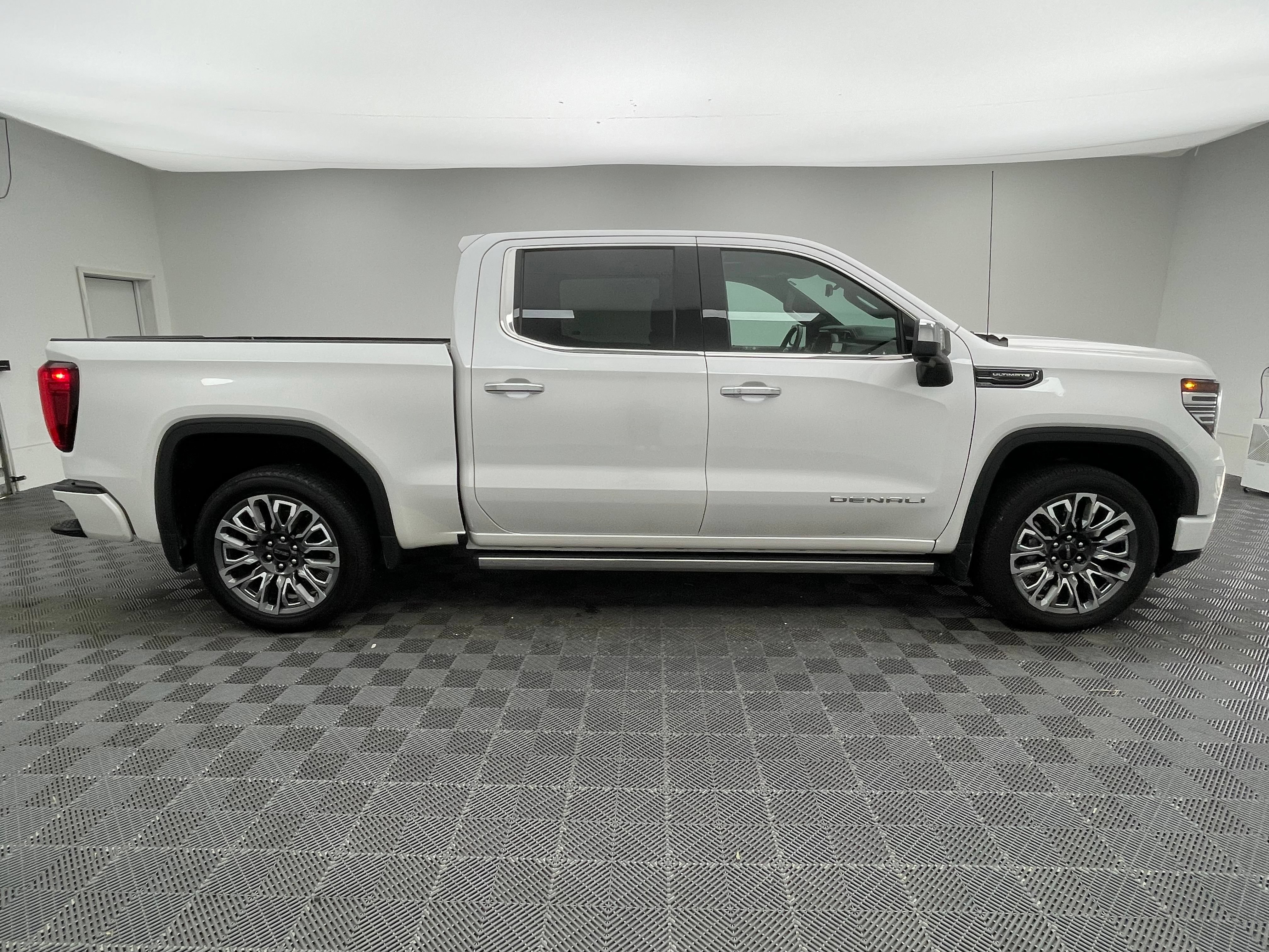 Used 2024 GMC Sierra 1500 Denali Ultimate AWD/4WD image 9