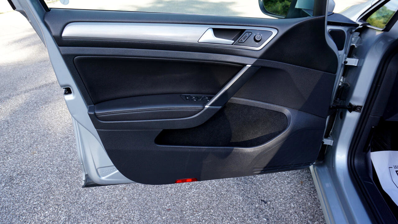 Used 2015 Volkswagen Golf S image 24