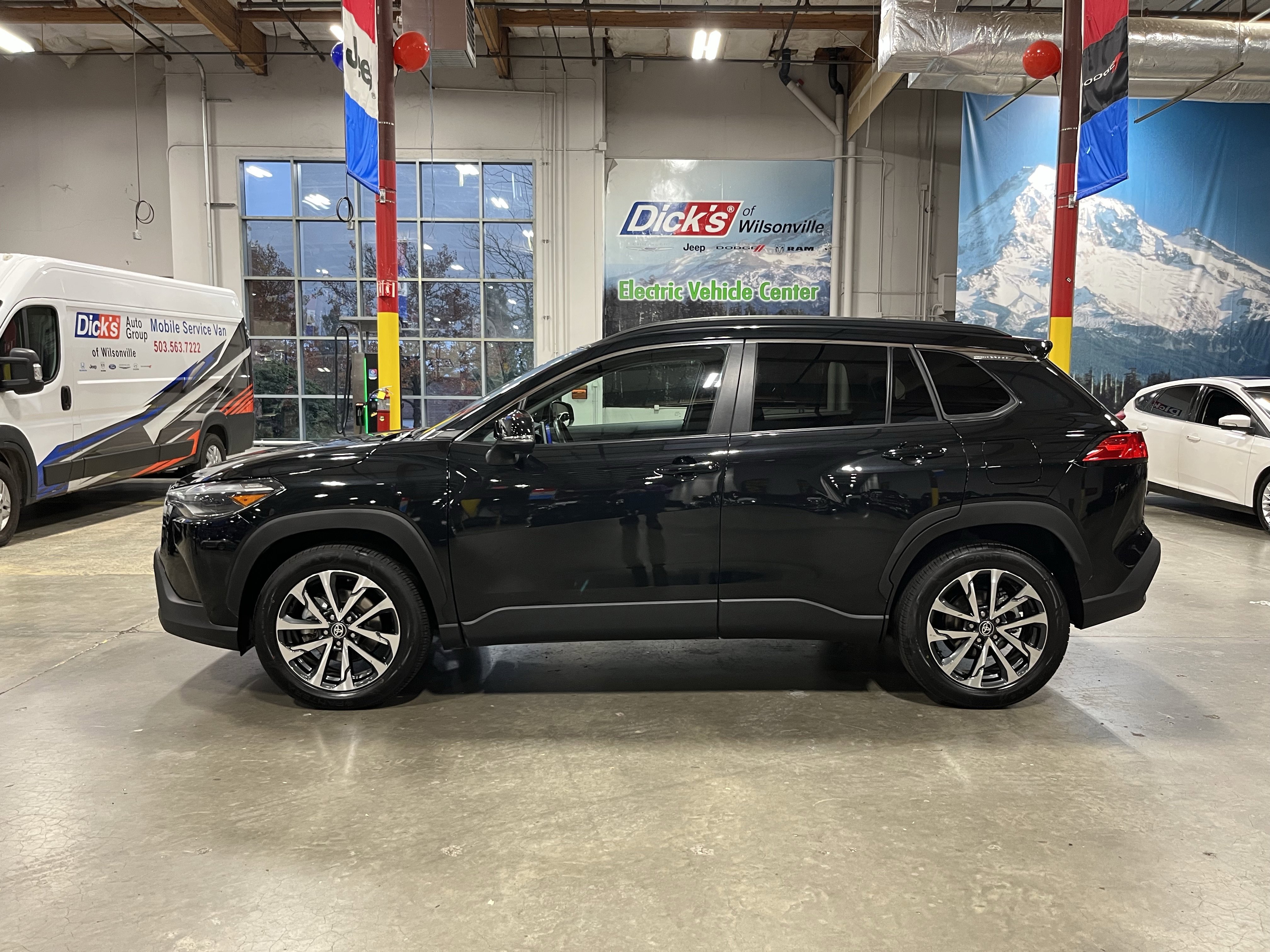 Used 2024 Toyota Corolla Cross XLE video 2