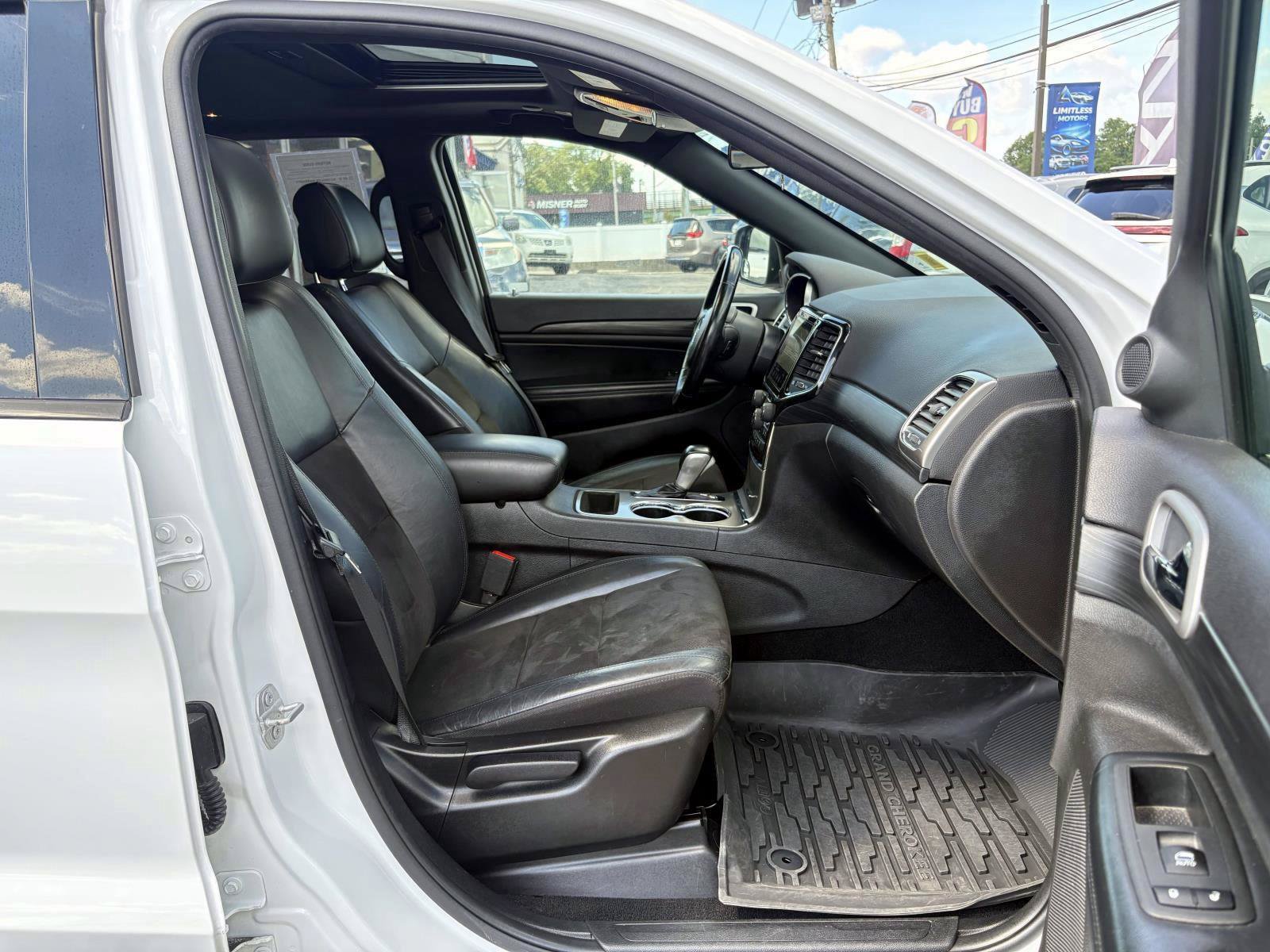 Used 2021 Jeep Grand Cherokee Laredo X AWD/4WD image 23