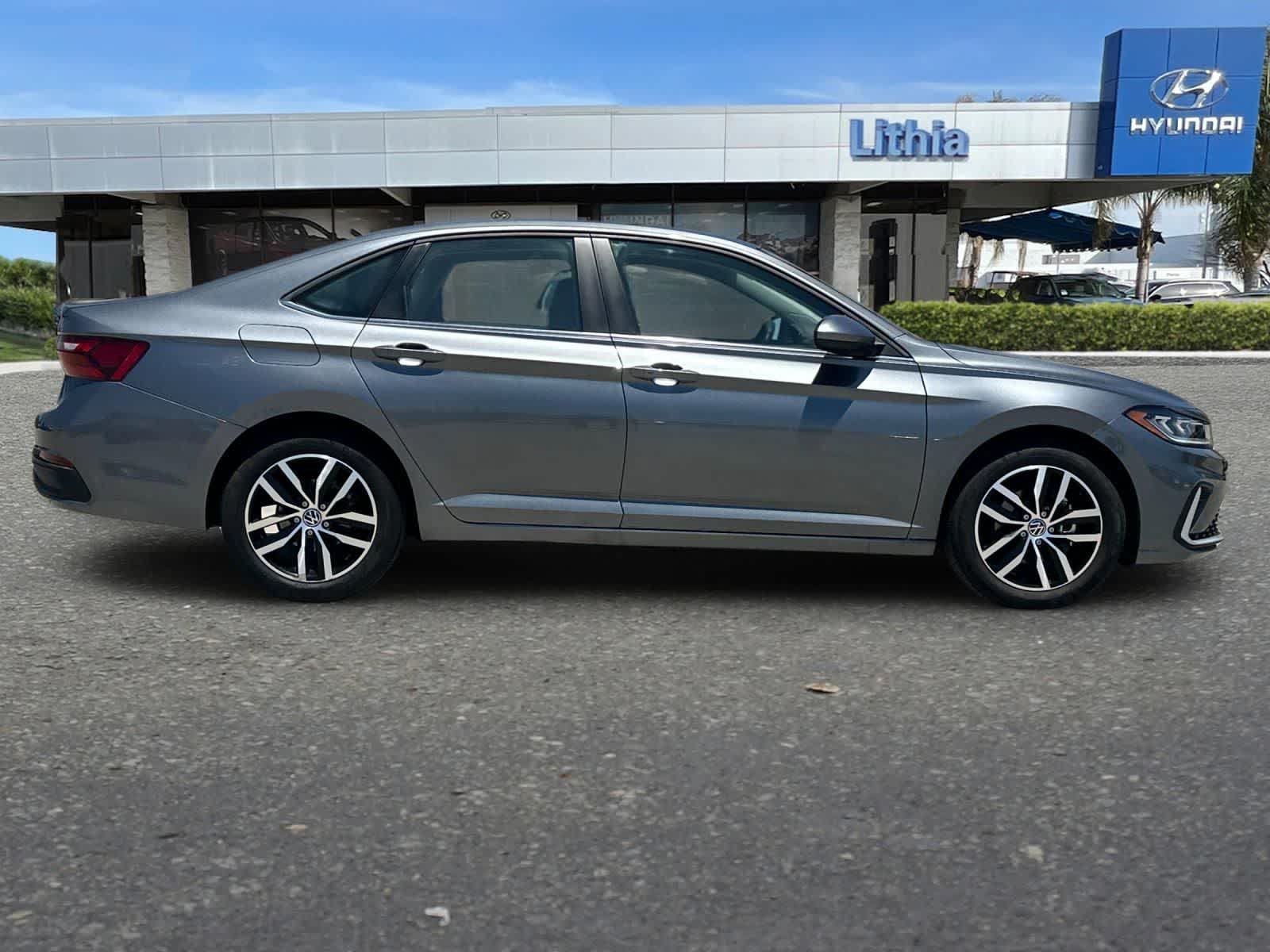Used 2026 Volkswagen Jetta SE FWD image 9