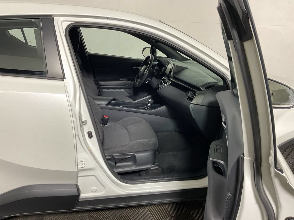Used 2018 Toyota C-HR XLE FWD image 36