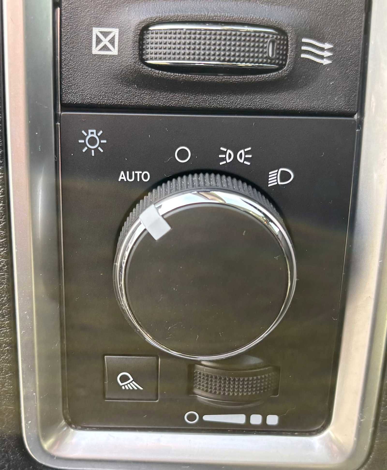 Used 2020 RAM 1500 Classic SLT w/ Luxury Group image 19