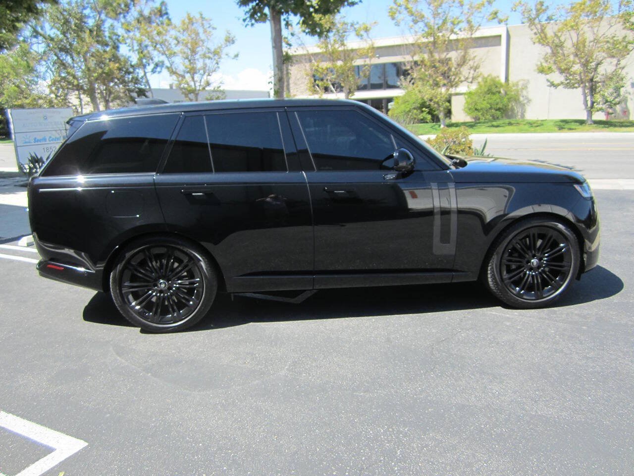 Used 2023 Land Rover Range Rover SE AWD/4WD image 3