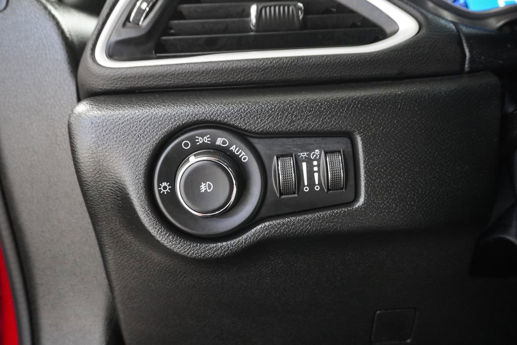 Used 2025 Chrysler Pacifica Select image 16