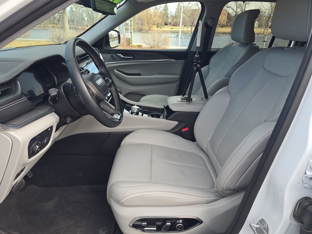 Used 2022 Jeep Grand Cherokee Overland w/ Advanced Protech Group III image 11