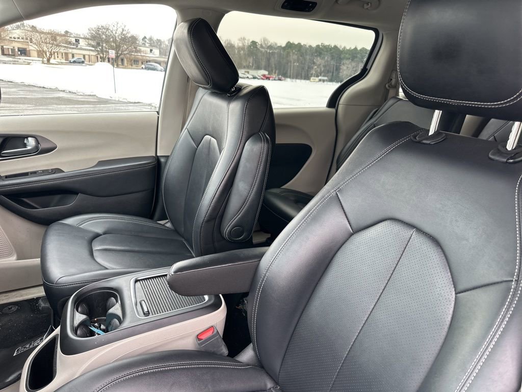 Used 2024 Chrysler Pacifica Select image 10