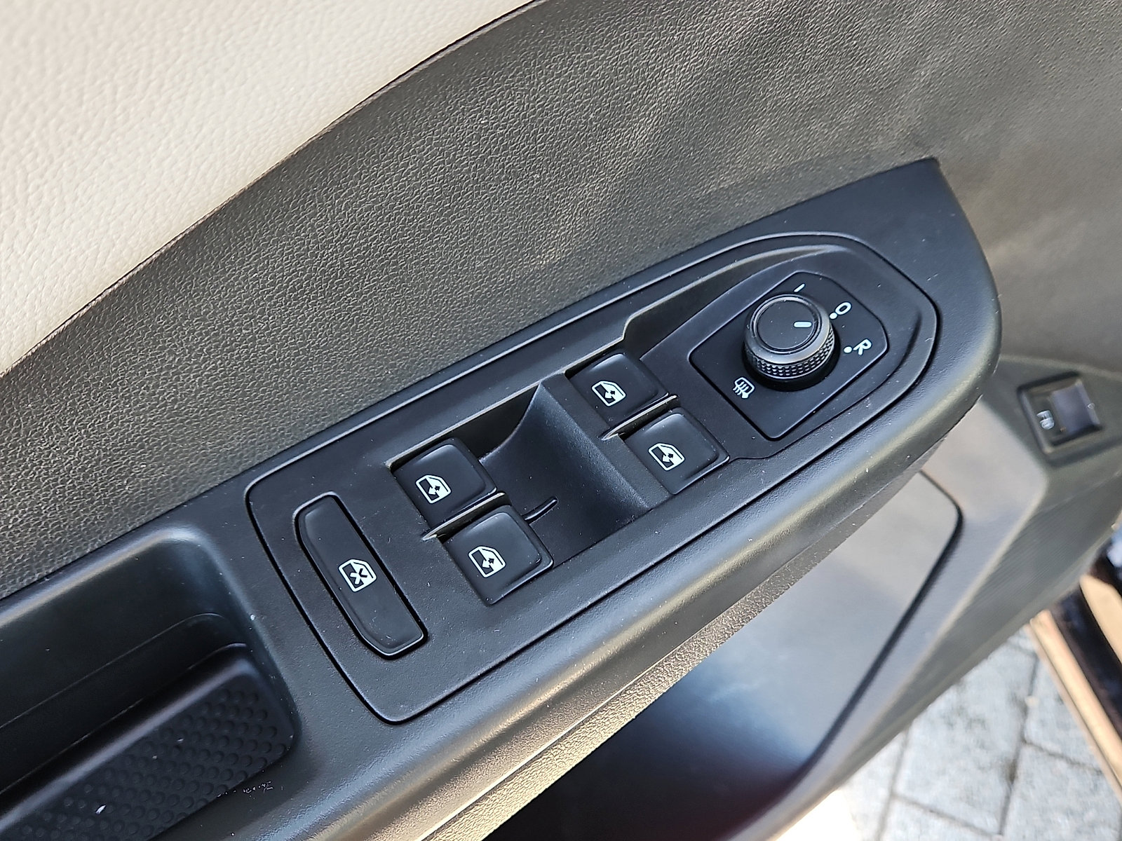 Certified 2022 Volkswagen Taos SE w/ Driver Assistance Package image 12