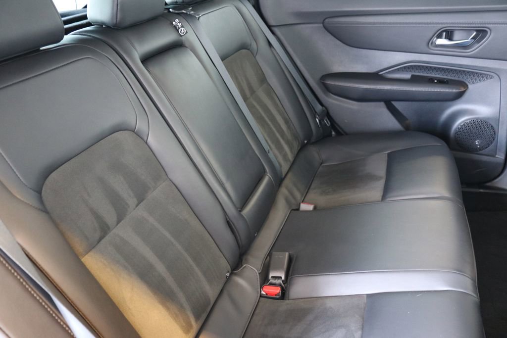 Used 2023 Nissan Ariya AWD image 32