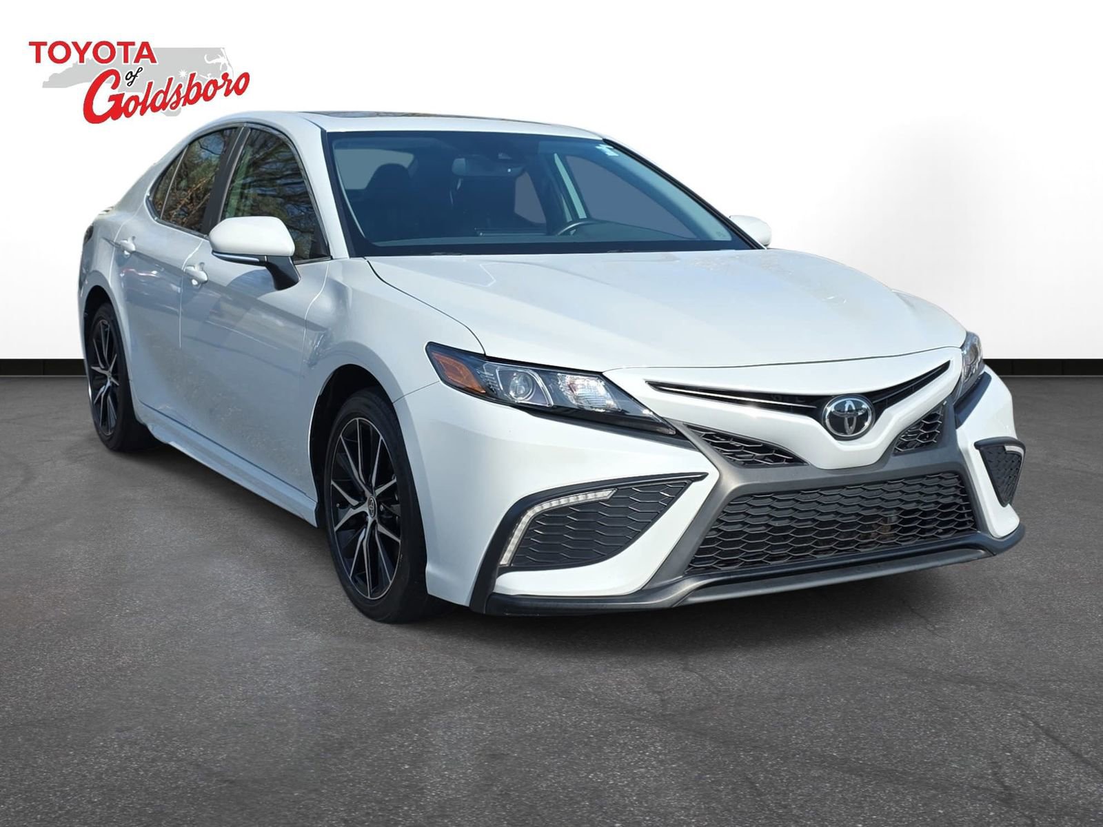 Used 2024 Toyota Camry SE w/ Convenience Package image 3