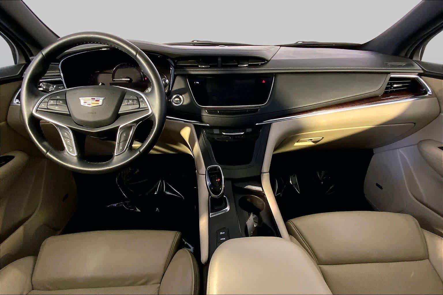 Used 2017 Cadillac XT5 Luxury w/ Driver Awareness Package AWD/4WD image 16