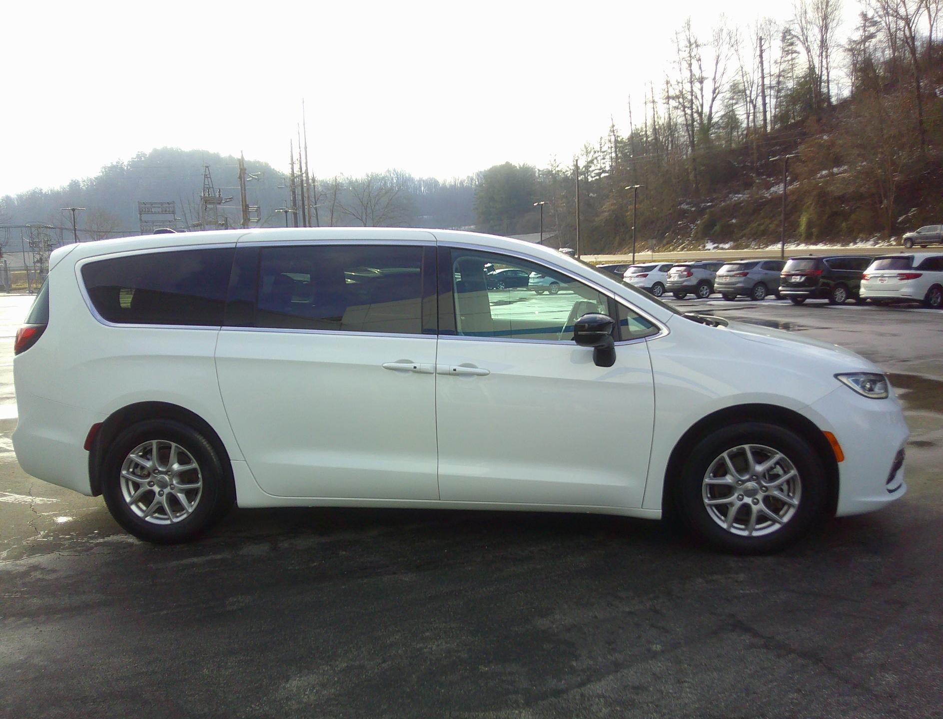 Used 2024 Chrysler Pacifica Touring-L FWD image 5