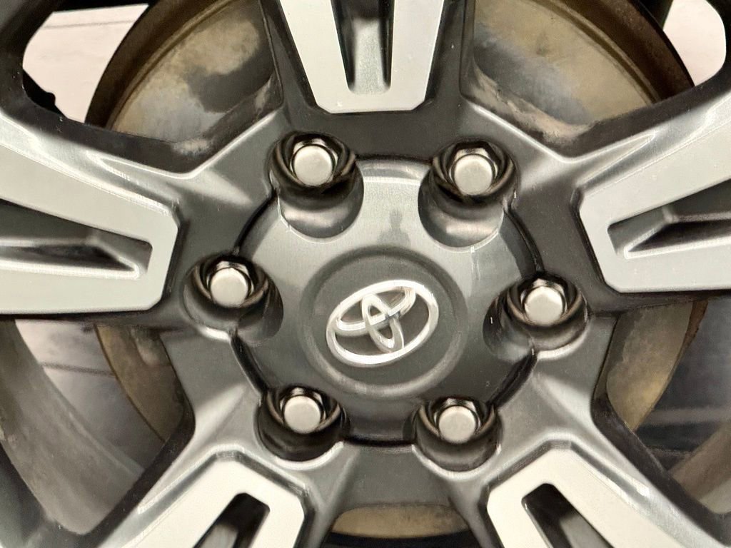Used 2018 Toyota Tacoma TRD Sport AWD/4WD image 17
