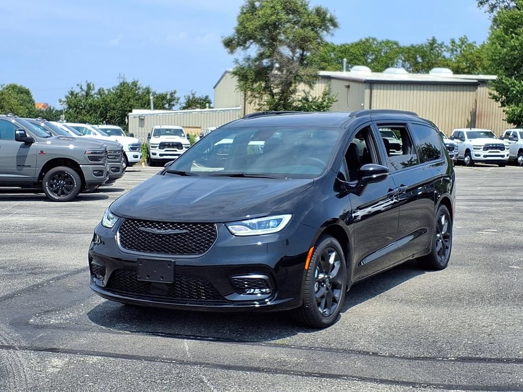 New 2026 Chrysler Pacifica Select w/ S Appearance Package FWD image 2