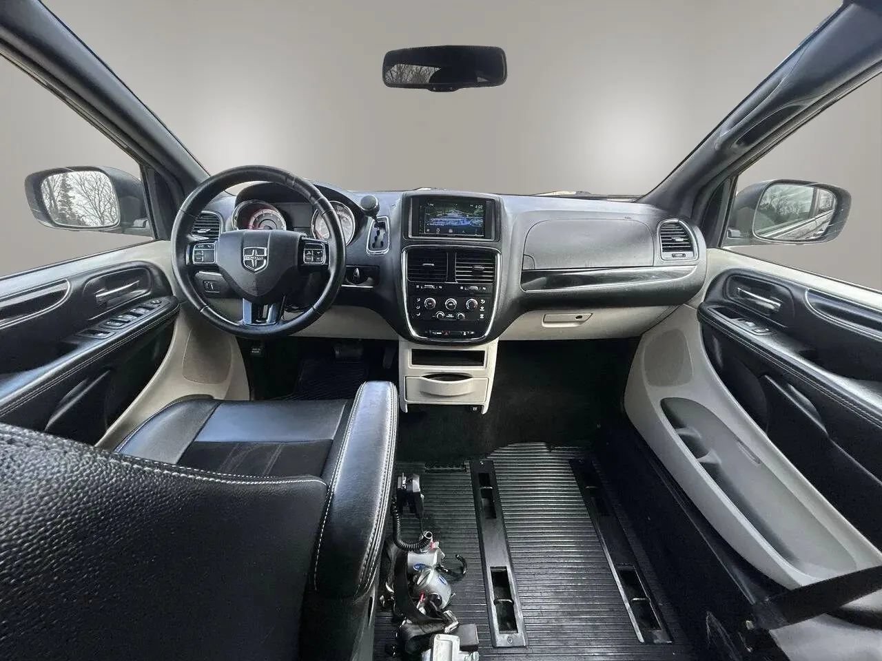 Used 2018 Dodge Grand Caravan SXT FWD image 21