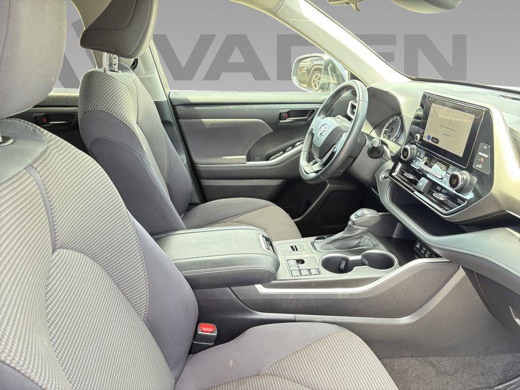 Used 2023 Toyota Highlander LE FWD image 14
