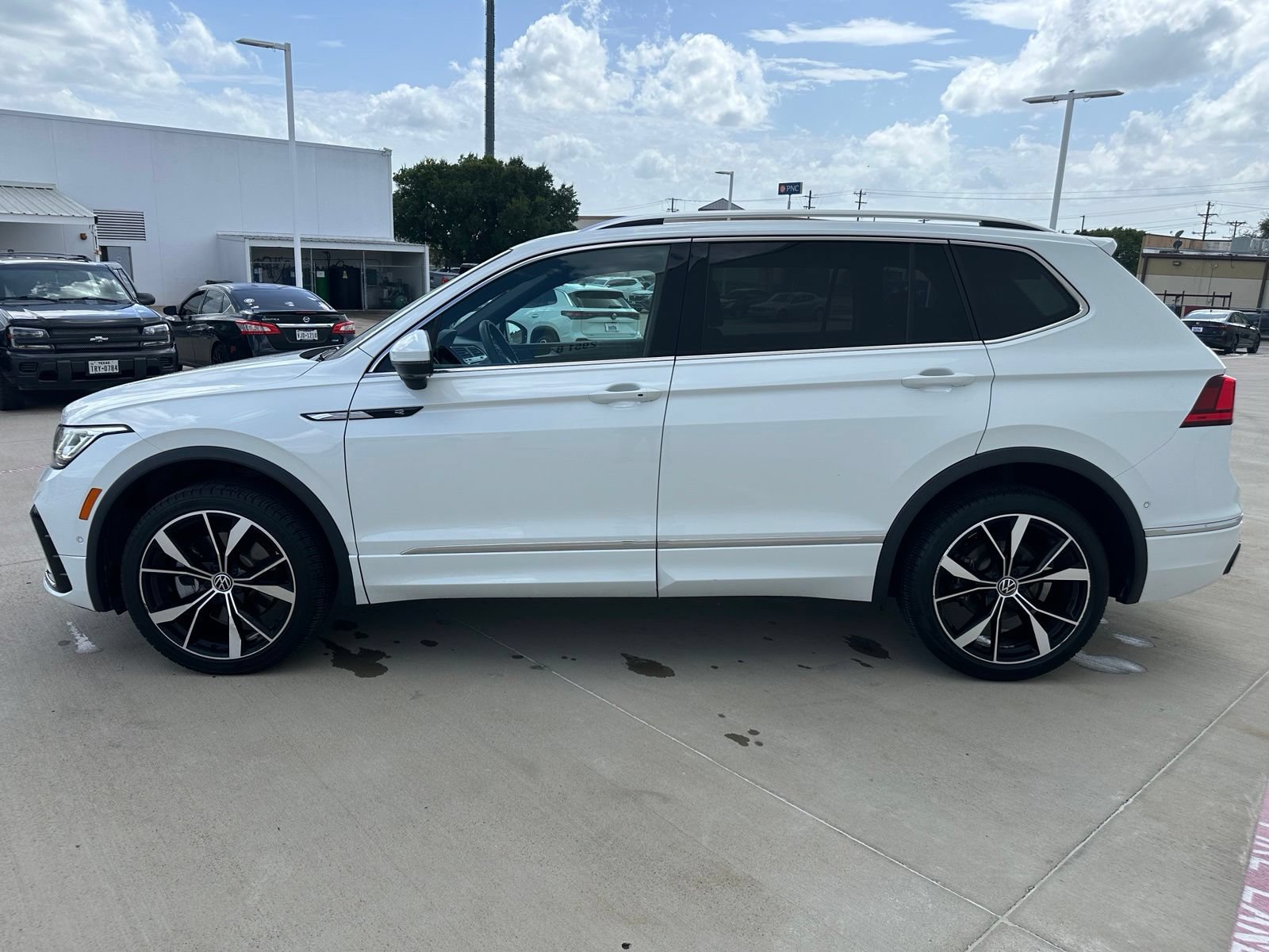 Used 2024 Volkswagen Tiguan SEL R-Line AWD/4WD image 4