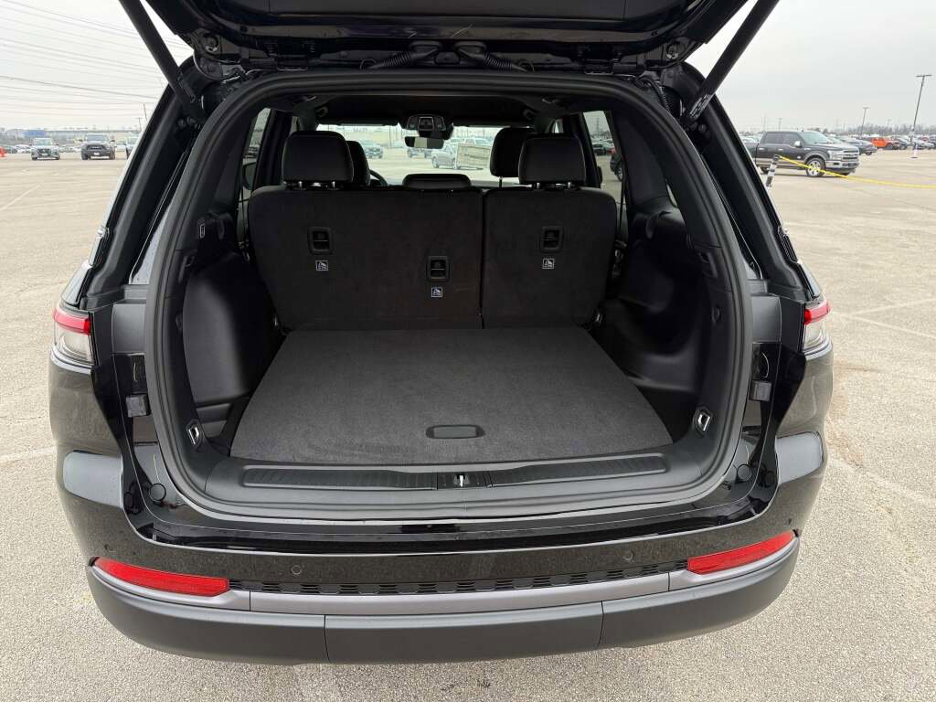 New 2026 Jeep Grand Cherokee Altitude image 18