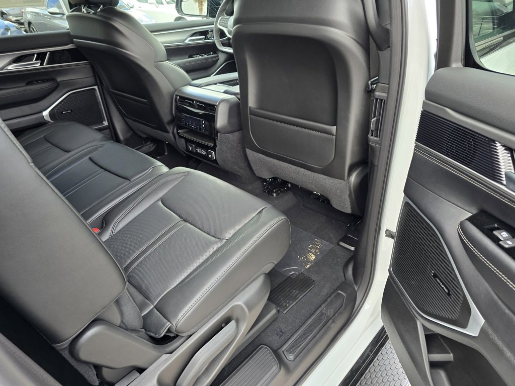 New 2025 Jeep Wagoneer L Series II w/ HD Trailer Tow Package w/25F image 35