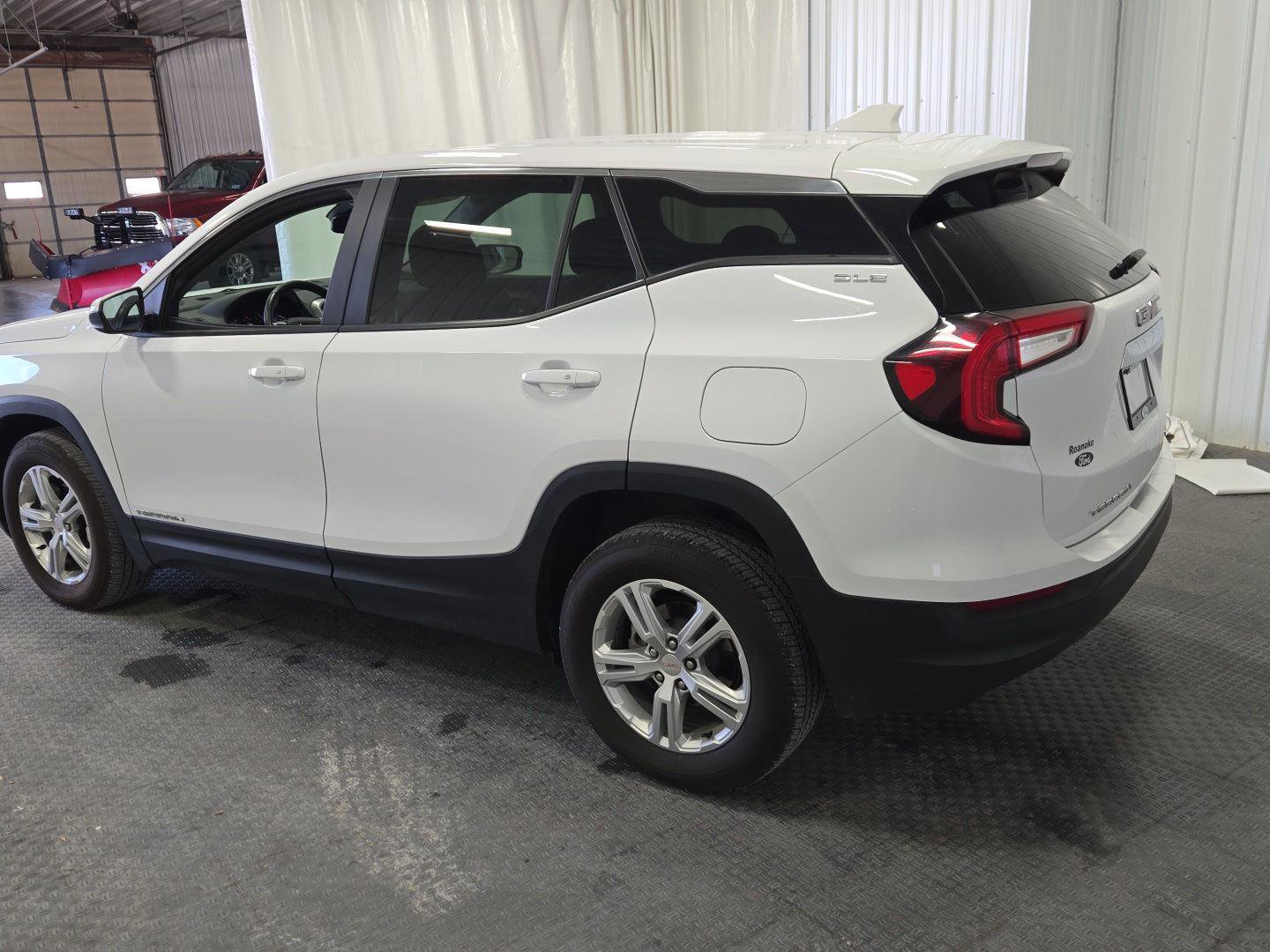 Used 2024 GMC Terrain SLE image 6