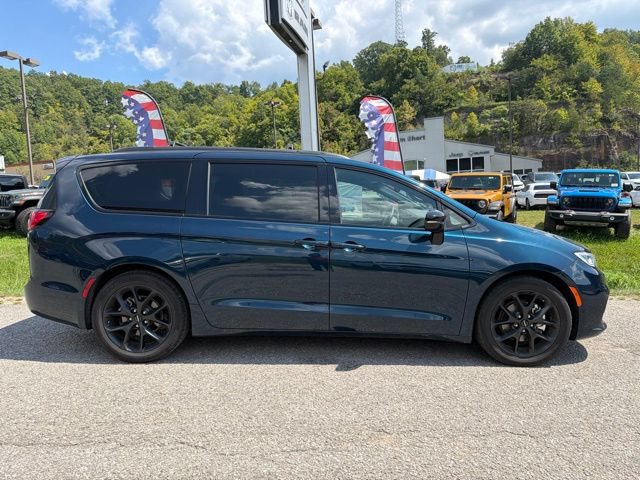 Used 2025 Chrysler Pacifica Limited FWD image 2