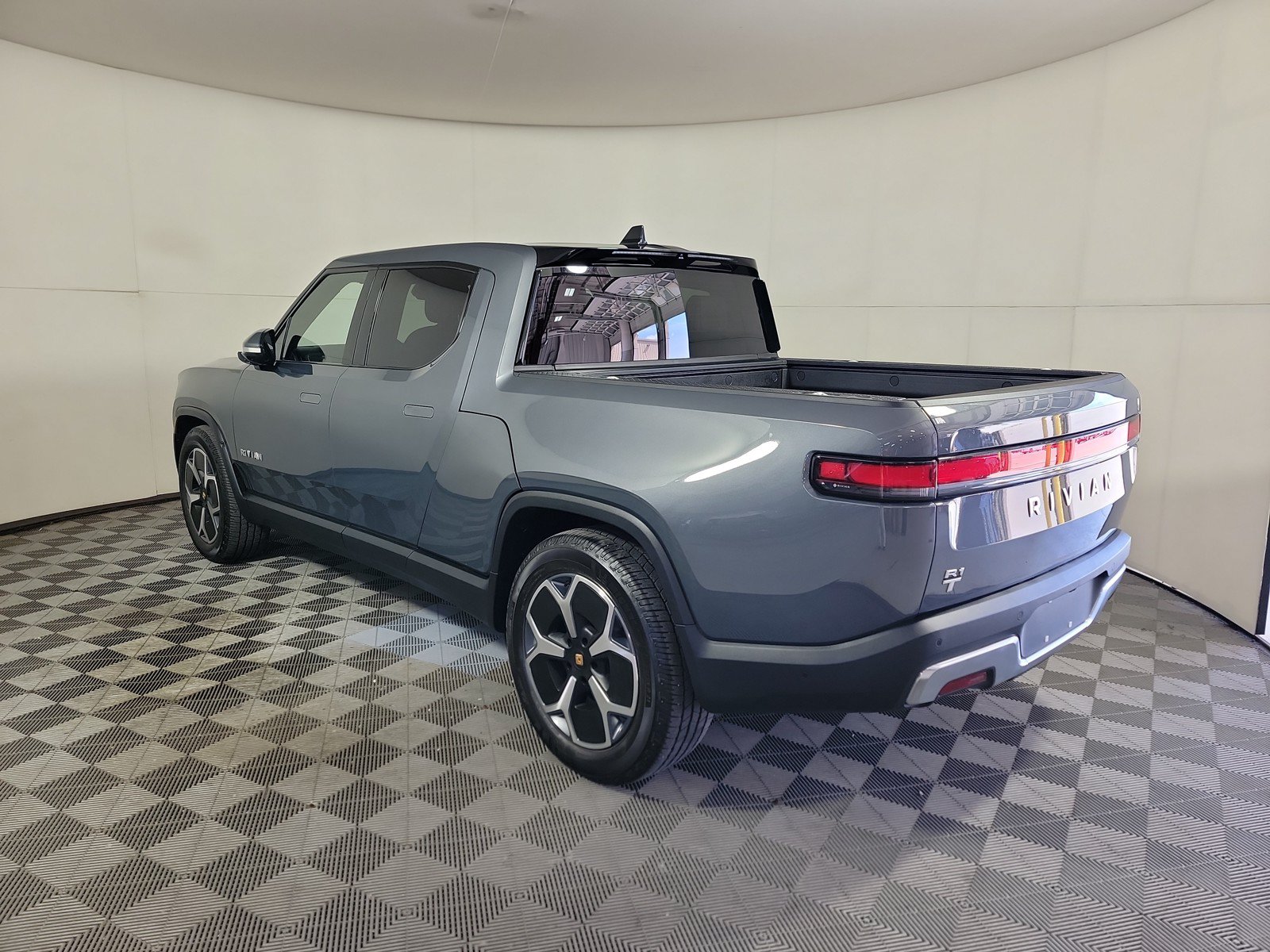 Used 2024 Rivian R1T Adventure AWD/4WD image 3