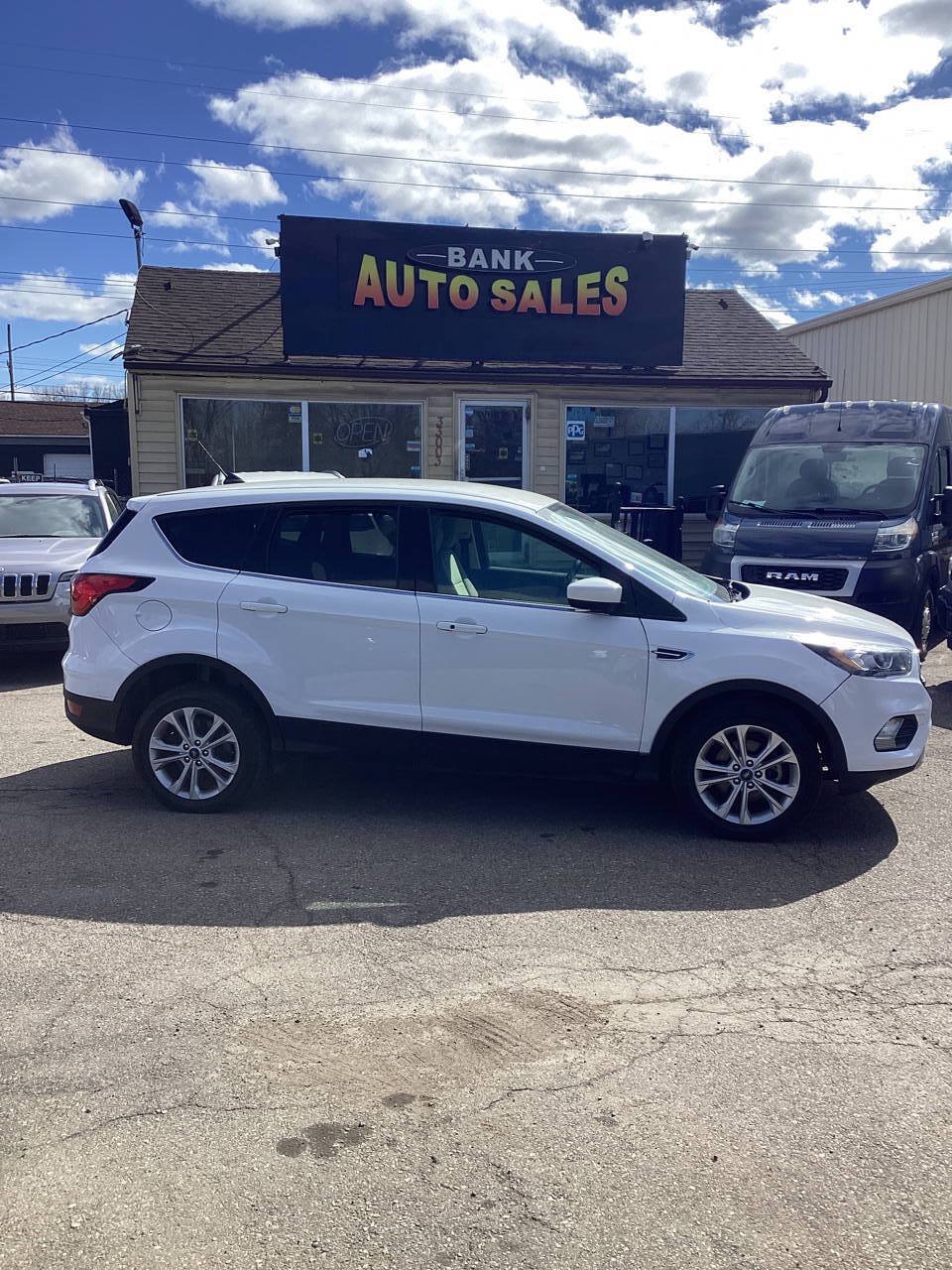 Used 2019 Ford Escape SE FWD image 1