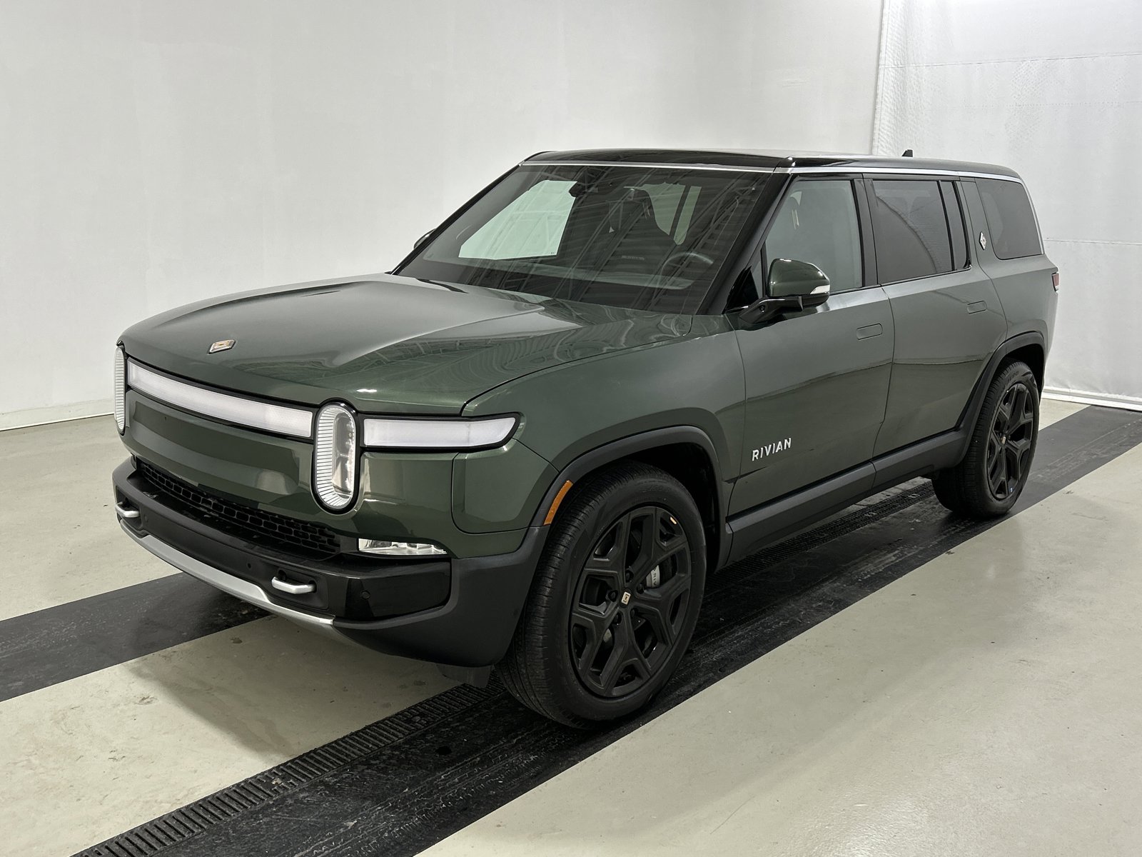 Used 2023 Rivian R1S Adventure image 1