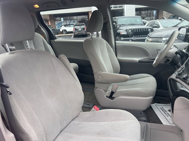 Used 2013 Toyota Sienna L image 20