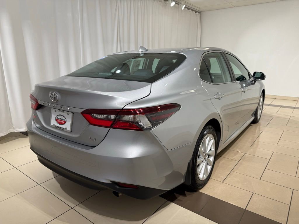 Used 2022 Toyota Camry LE image 5
