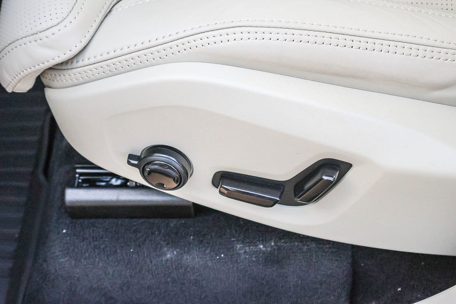 New 2026 Volvo XC90 T8 Ultra w/ Protection Package Premier image 30